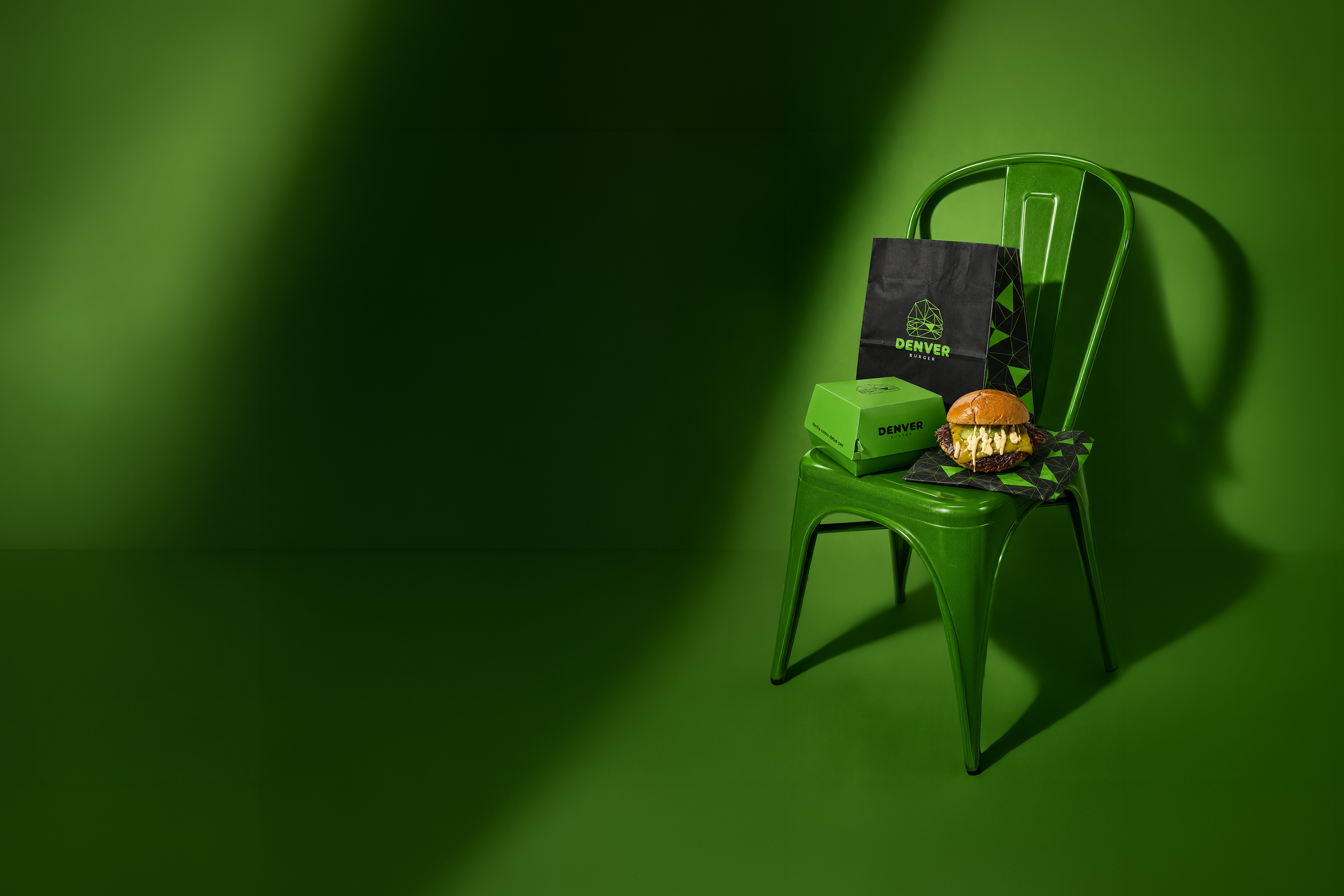 Smash burger Denver con su packaging sobre una silla verde